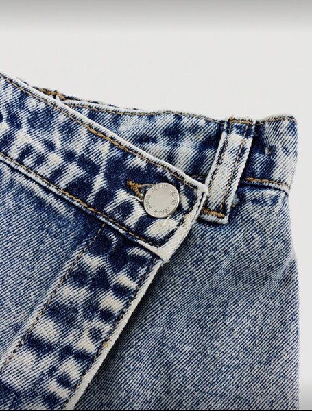 Jupe en jean à motif moderne