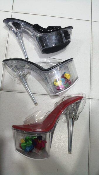 Chaussures à talons hauts transparentes