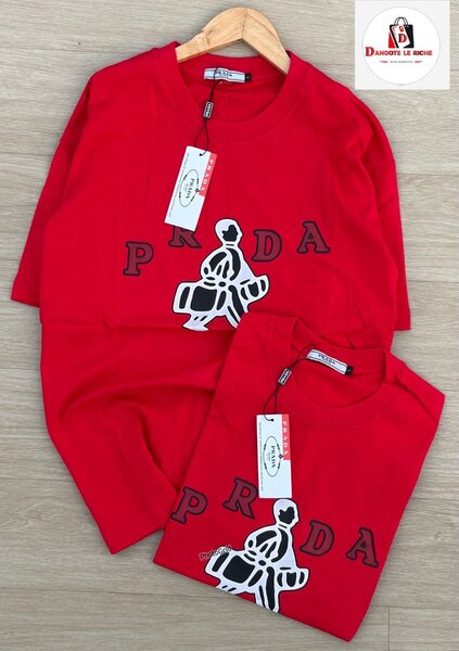 T-shirt rouge avec logo stylisé