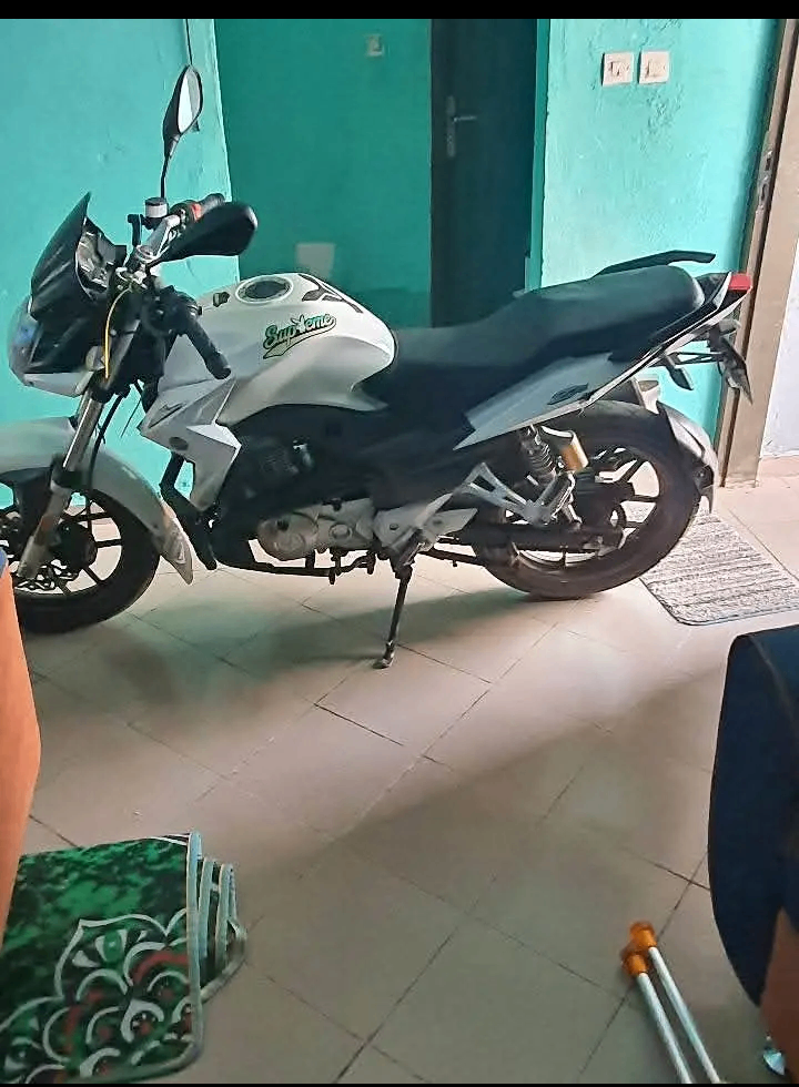 Moto de sport élégante 250cc