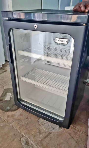 Mini réfrigérateur vitré compact