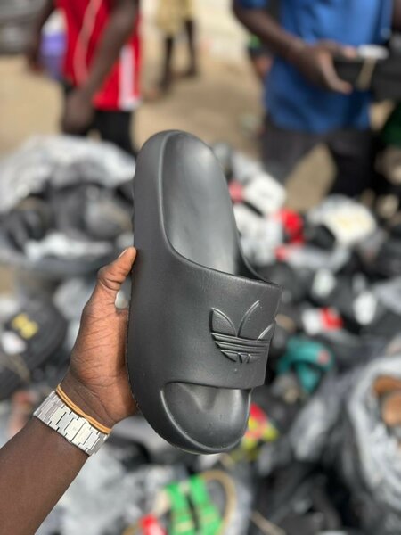 Claquettes confortables noires