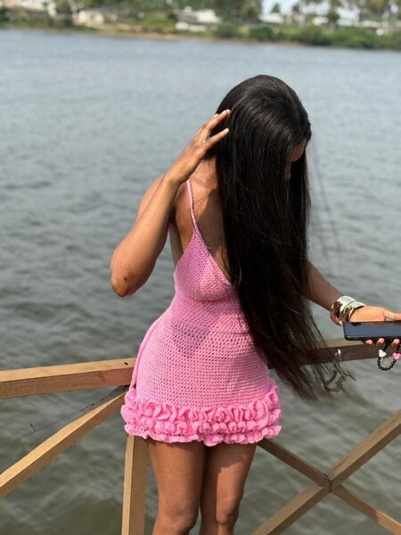 Robe courte avec froufrou confectionné en laine