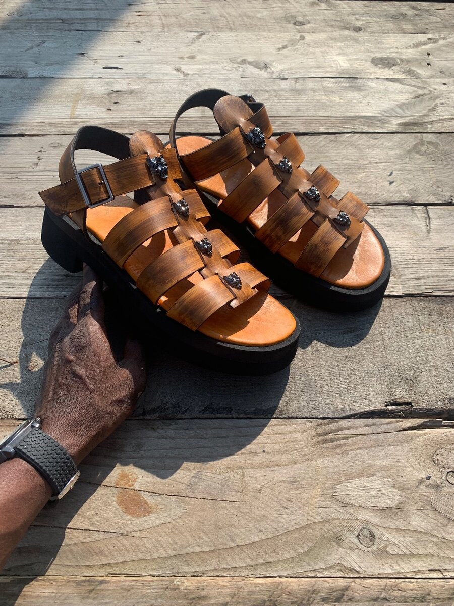 Sandales en cuir marron punk