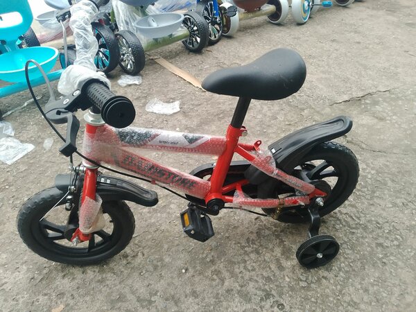 Vélo enfant coloré avec stabilisateurs