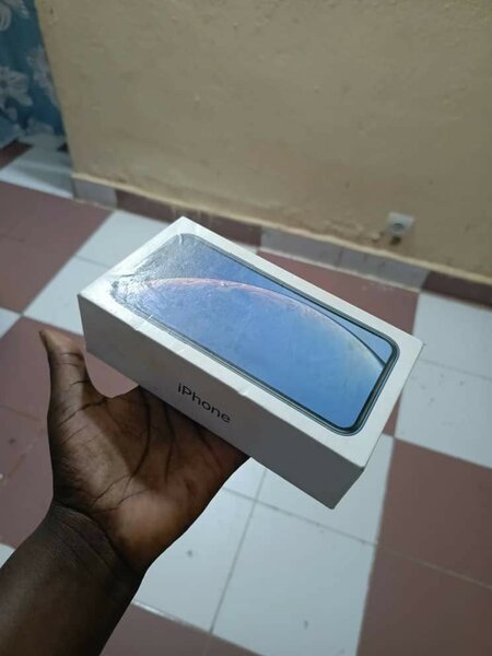 iPhone XR 64gb disponible avce le carton  vitre cassé neuf