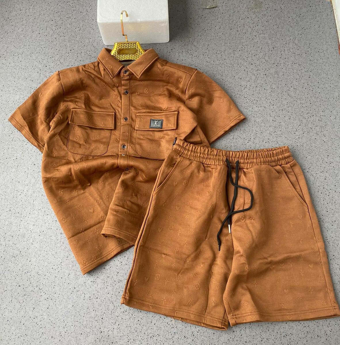 Casual top and shorts down