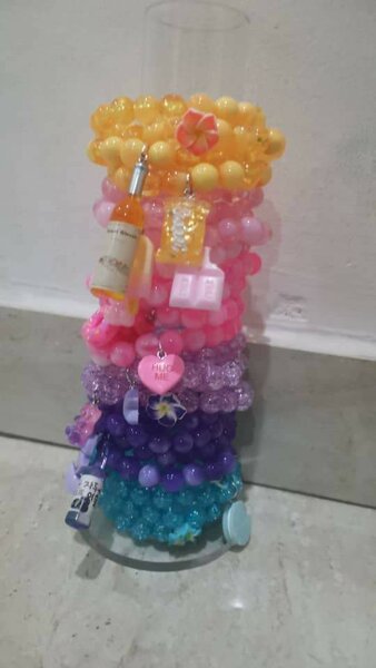 Bracelets colorés à breloques