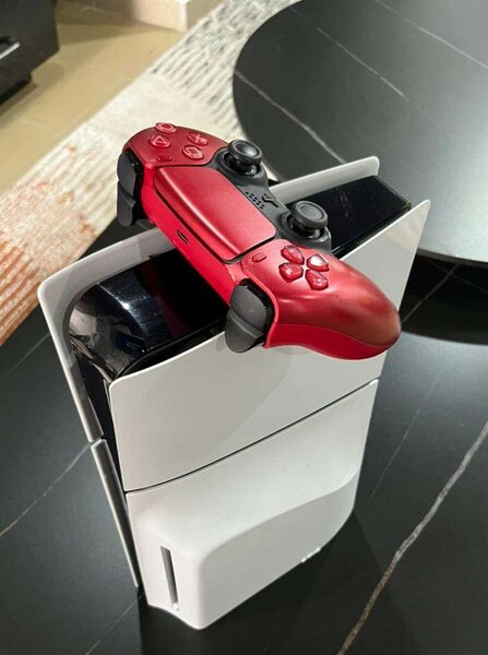 Console PS5 avec manette rouge