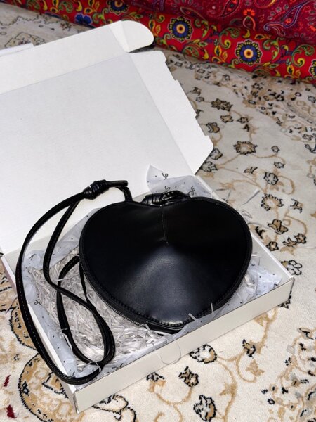 Сумки сердечки.