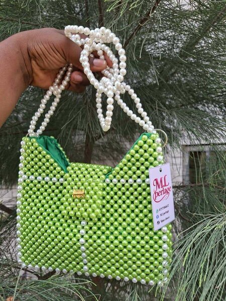 Sac à main perlé chic