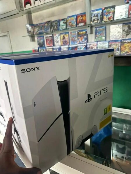 PS5 SLIM STANDARD QUASI NEUF DANS CARTON
