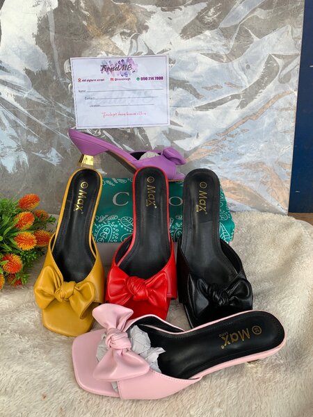 Ladies short heeled slippers