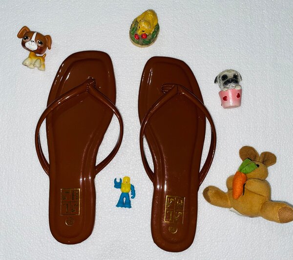 Tongs élégantes en cuir