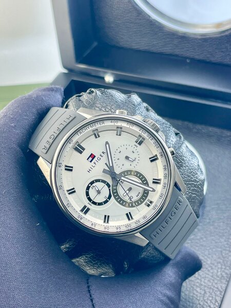 Montre élégante en acier