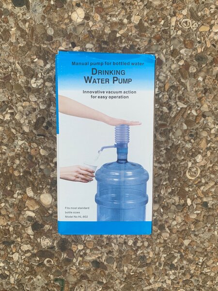 Manual water dispenser