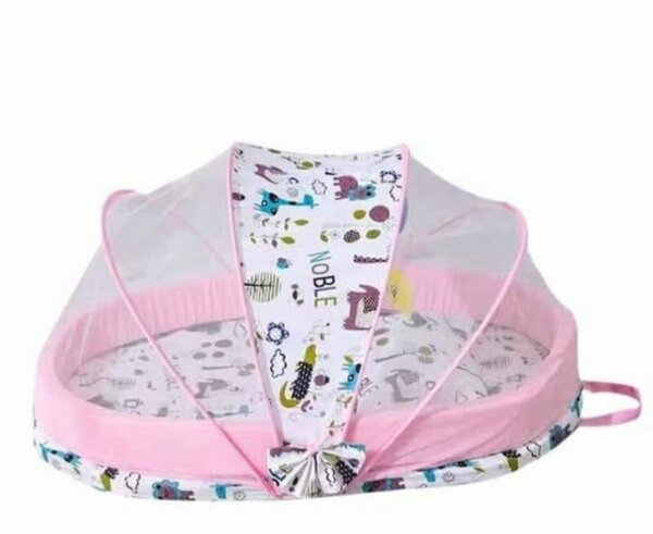 Lit bébé avec moustiquaire