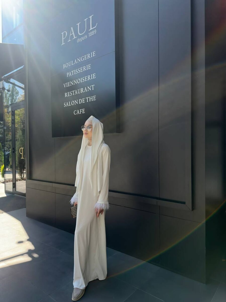 Платье с перьями и капюшоном в комплекте