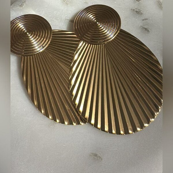 Boucles d'oreilles dorées élégantes