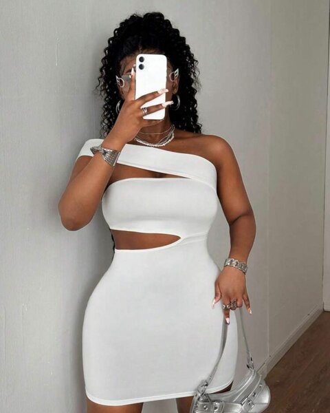 Robe blanche asymétrique chic