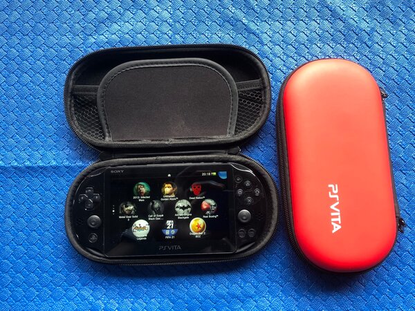 Ps vita slim + 20 jeux + le chargeur et la pochette