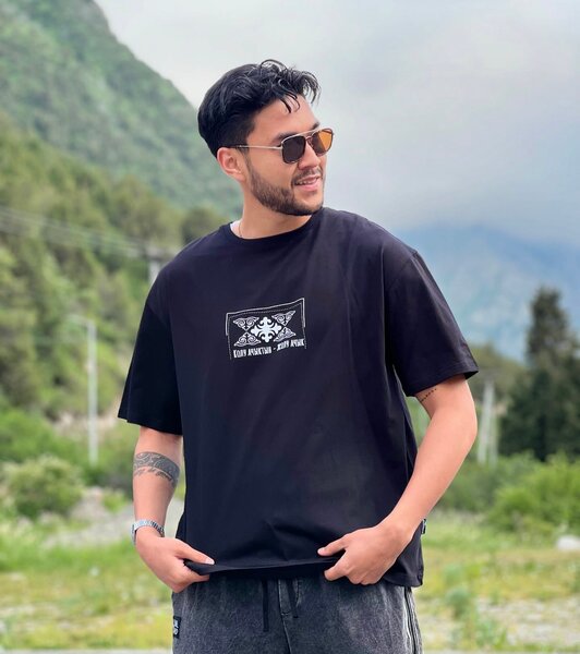 Футболка с пословицей для мужчин черного цвета