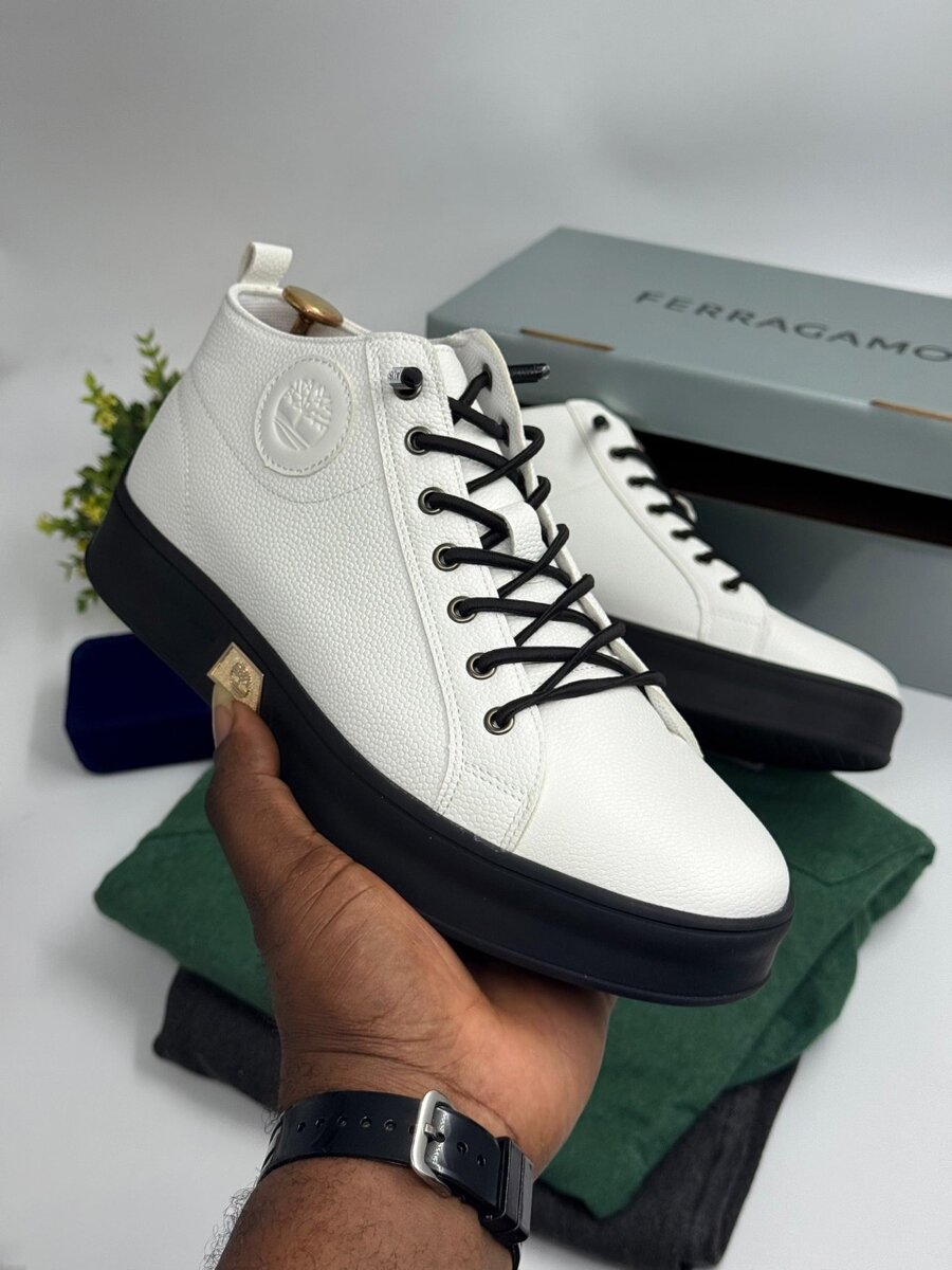 TIMBERLAND WHITE AND BLACK