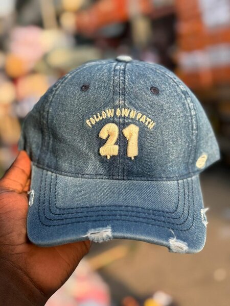 Casquette en jean brodée