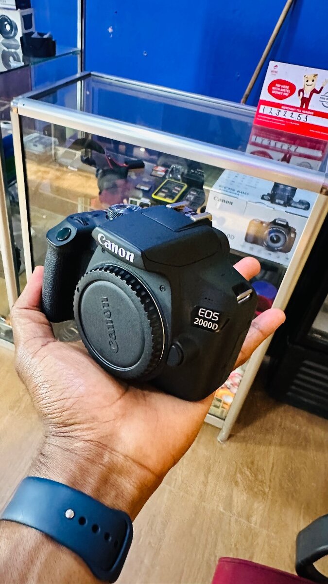 Canon 2000D 24MP