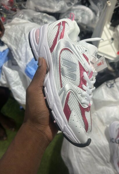 Sneakers blancs et rouges