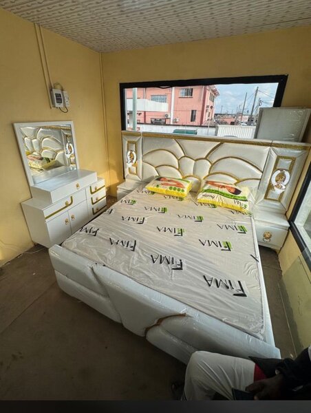 Lit capitonné blanc design