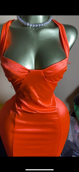Robe moulante orange élégante