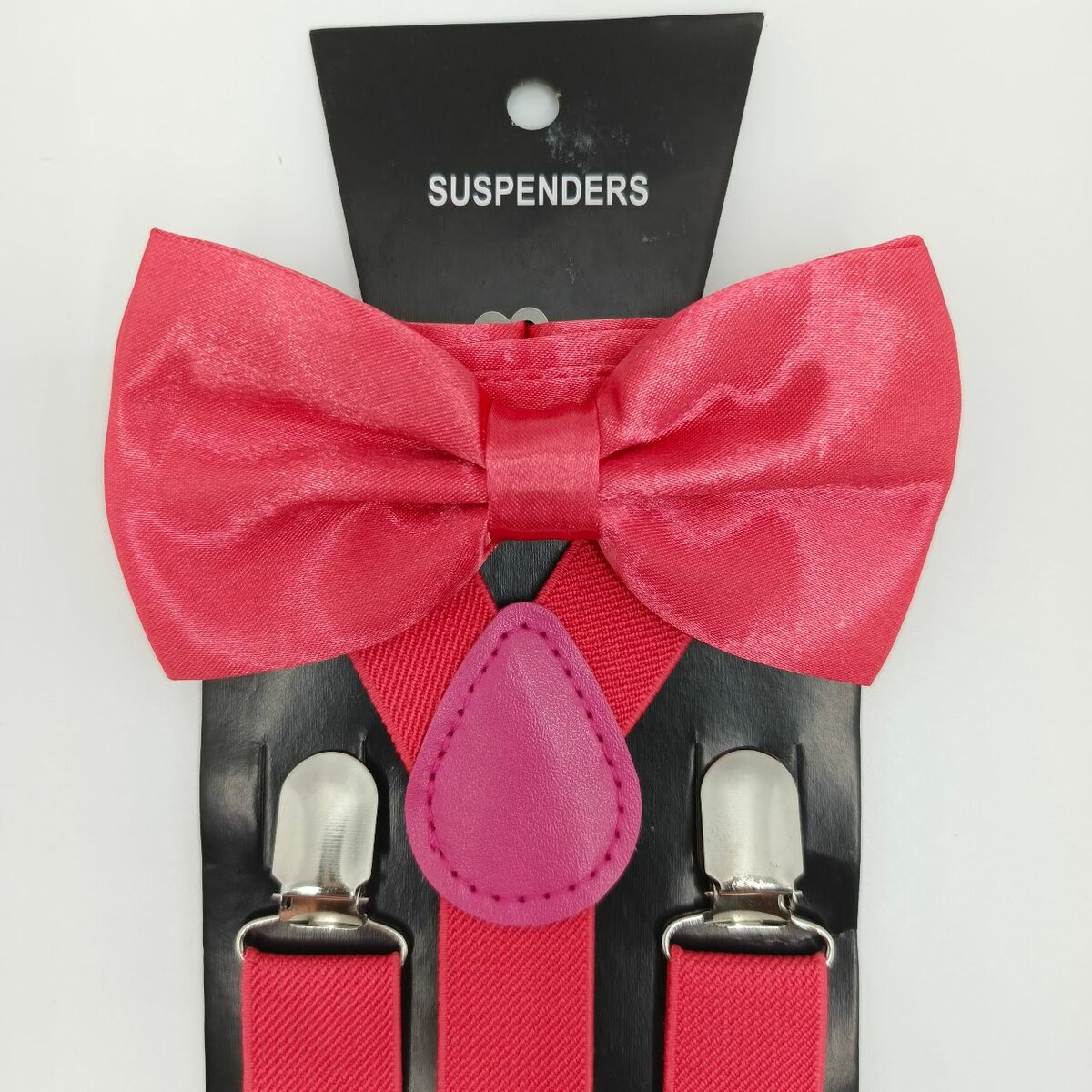 Bretelles et nœud papillon rose