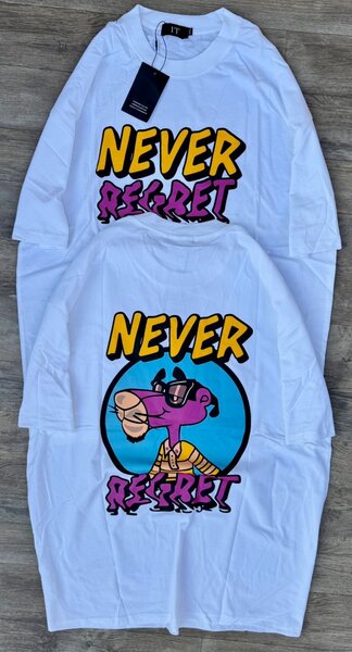 T-shirt graphique "Never Regret"
