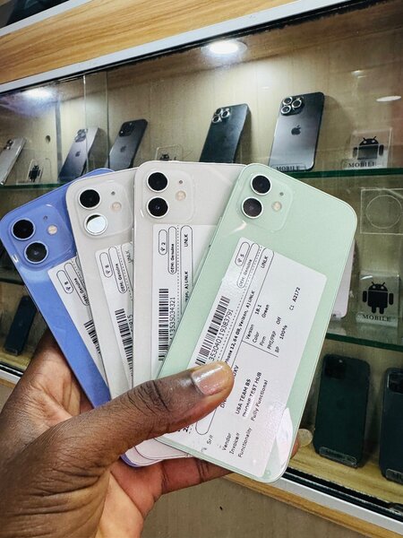 iPhone 12 64giga Casi neuf