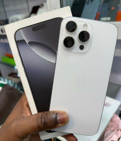 iPhone 16pro max 256giga 2sim casineufs avec accessoires