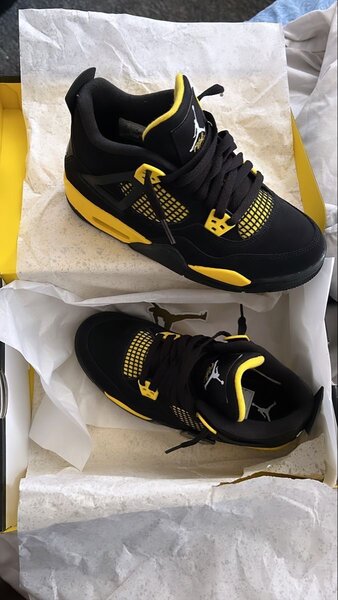 Baskets noires et jaunes