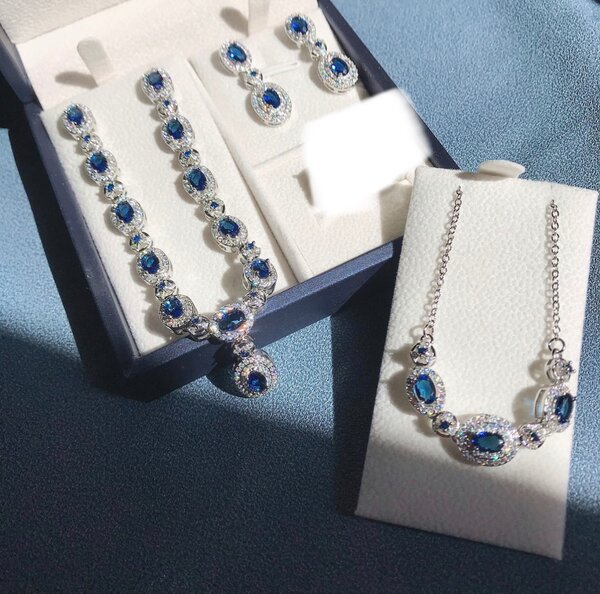 Female Moissanite diamond set