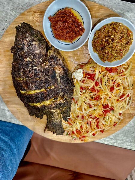 Poisson braiséavec garnitures