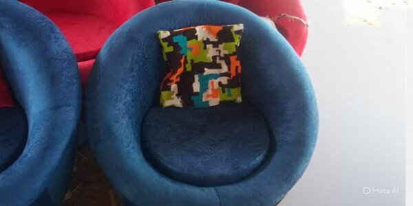 Fauteuil rond en velours bleu