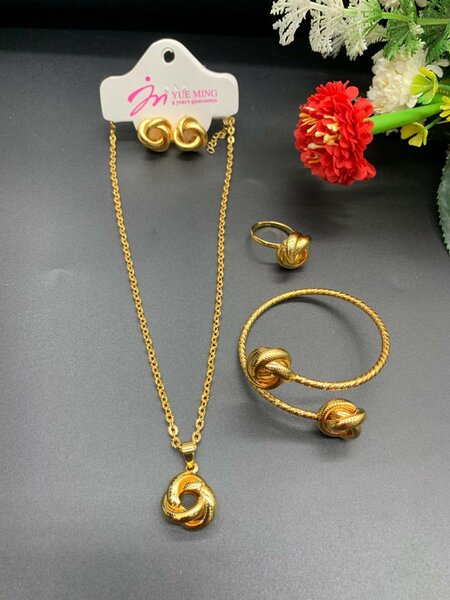 Elegant Gold Jewelry Set