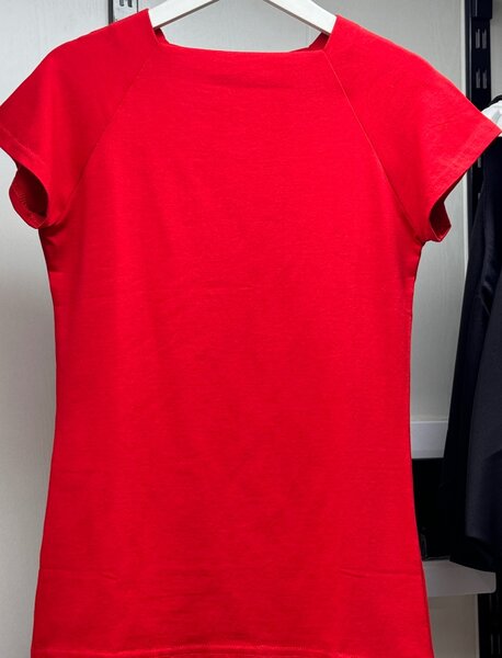 Приталенная красная футболка