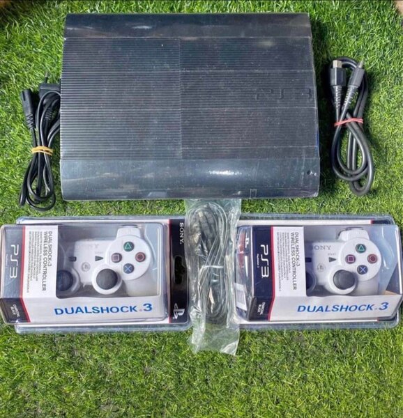 Console PS3 avec manettes