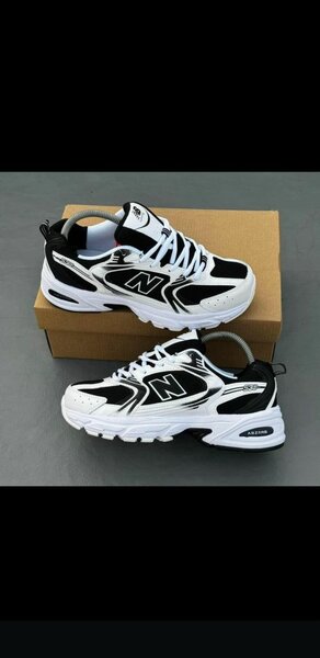 Chaussures de sport noires et blanches