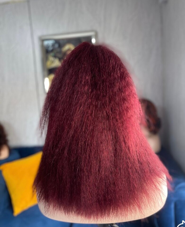 Perruque en dentelle rouge crêpée