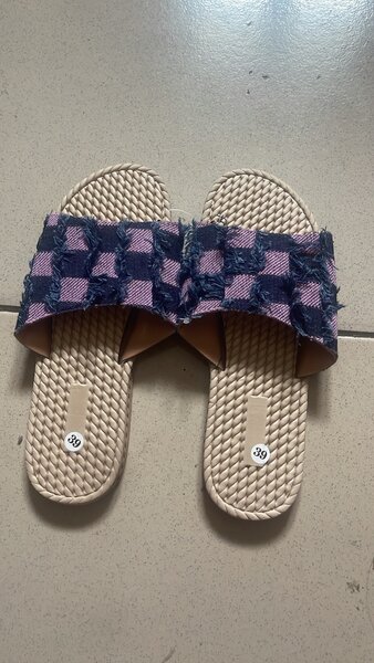 Sandales à carreaux élégantes