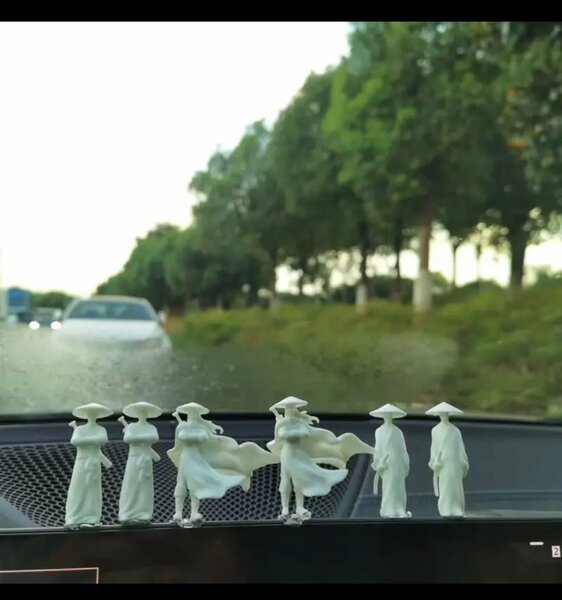 Фигурка древнего самурая для салона автомобиля.