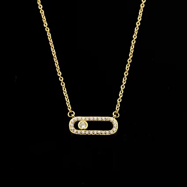 Collier doré avec pendentif strass
