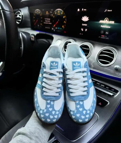 Baskets adidas coeurs bleus