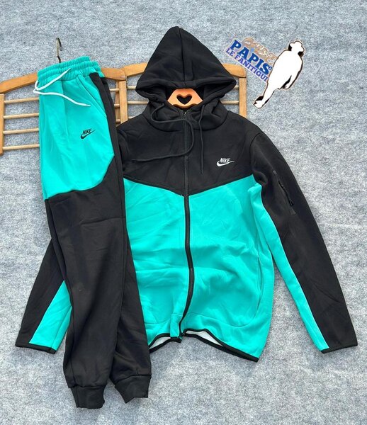 Survêtement Nike tech